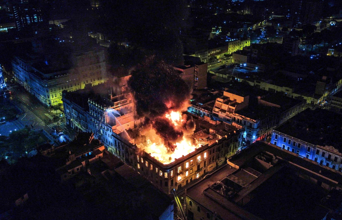 La casa Marcionelli in fiamme.
