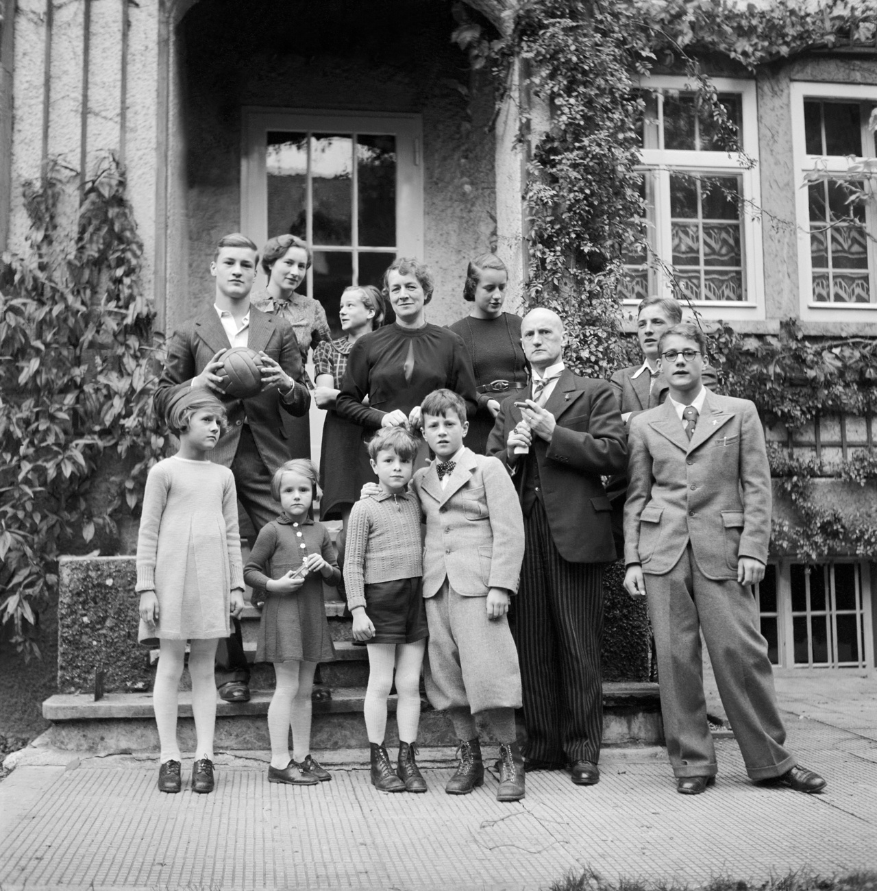 Foto de familia en blanco y negro (con 10 hijos)