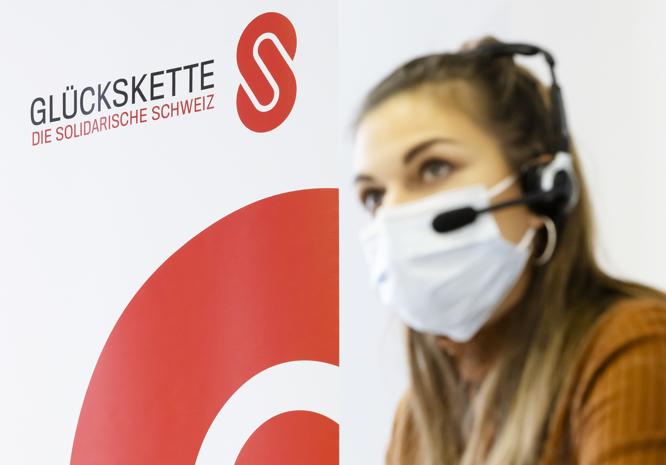 Una ragazza raccoglie telefonicamente le donazioni per la Catena della Solidarietà.