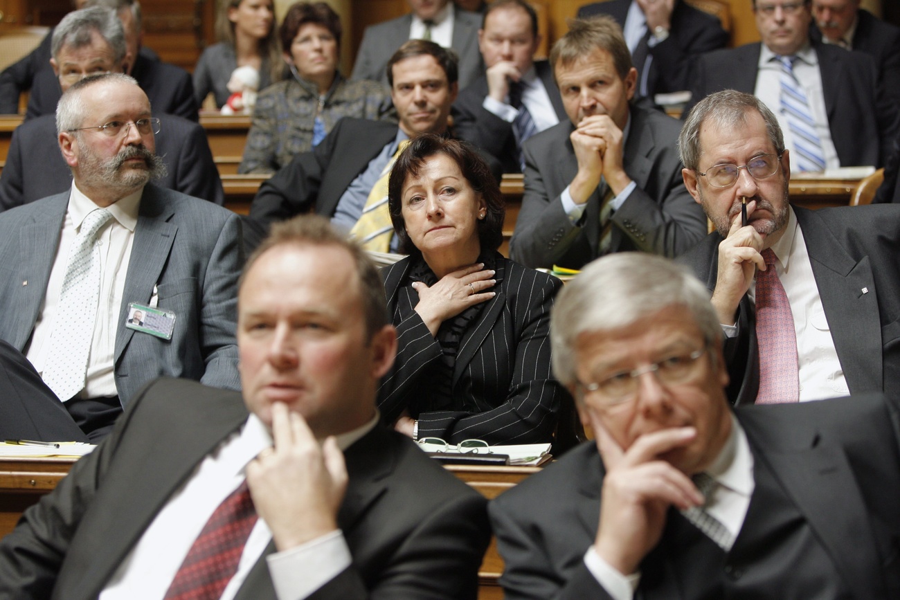 أعضاء الكتلة البرلمانية لحزب الشعب السويسري في حالة صدمة إثر إطاحة البرلمان بالوزير كريستوف بلوخر