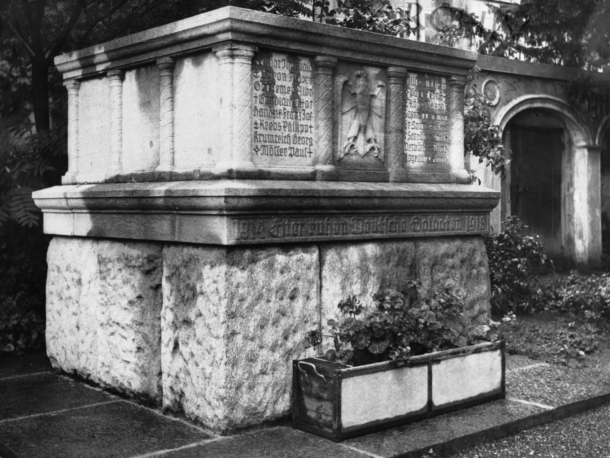 The controversial war graves memorial in a Chur graveyard.
