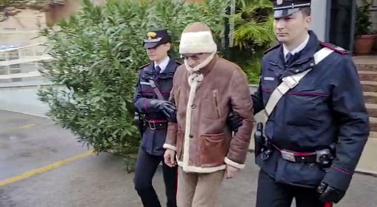 due carabineri attorno a un uomo