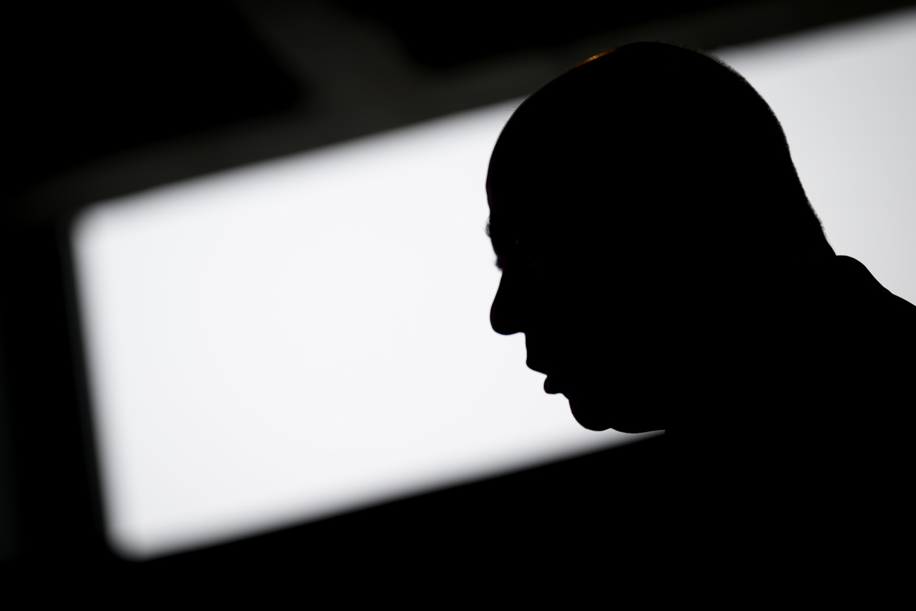 La figura di Berset fotorgafata in controluce.