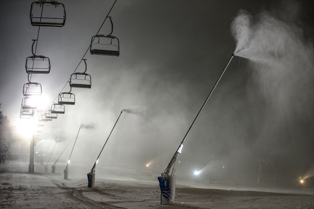 Ddiffusori di neve aritificiale in attività durante la notte