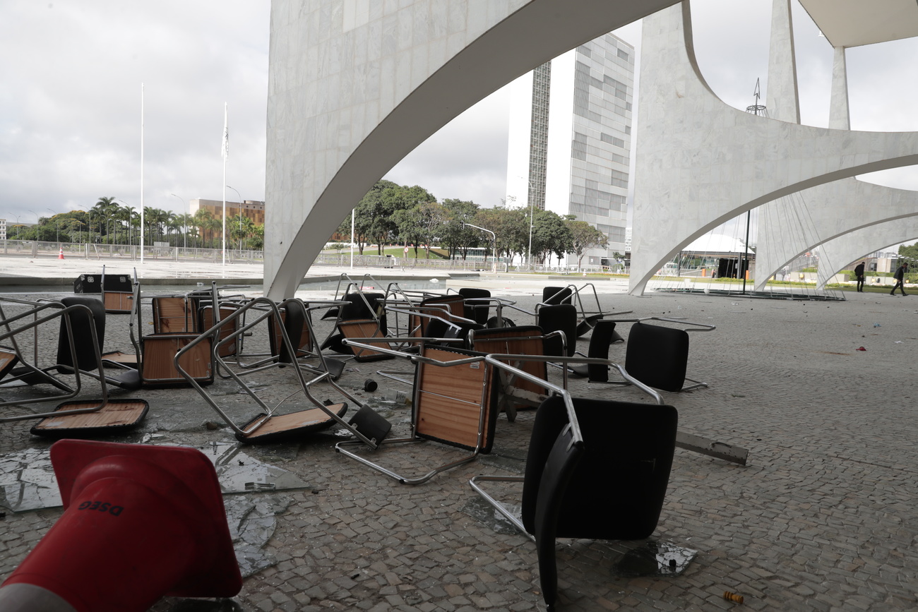 O rescaldo dos distúrbios no prédio do Congresso do Brasil.
