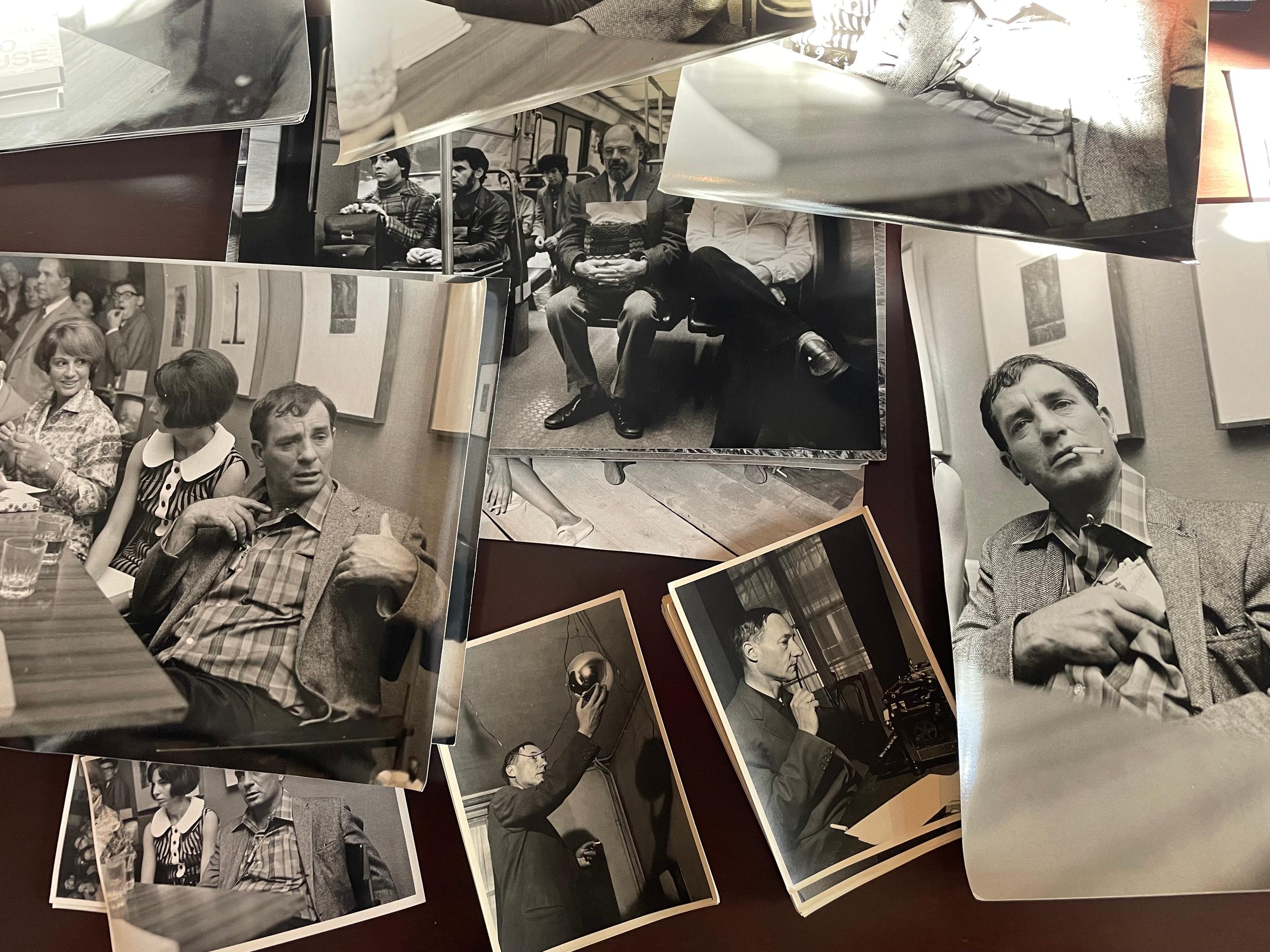 fotografías antiguas amontonadas en una mesa