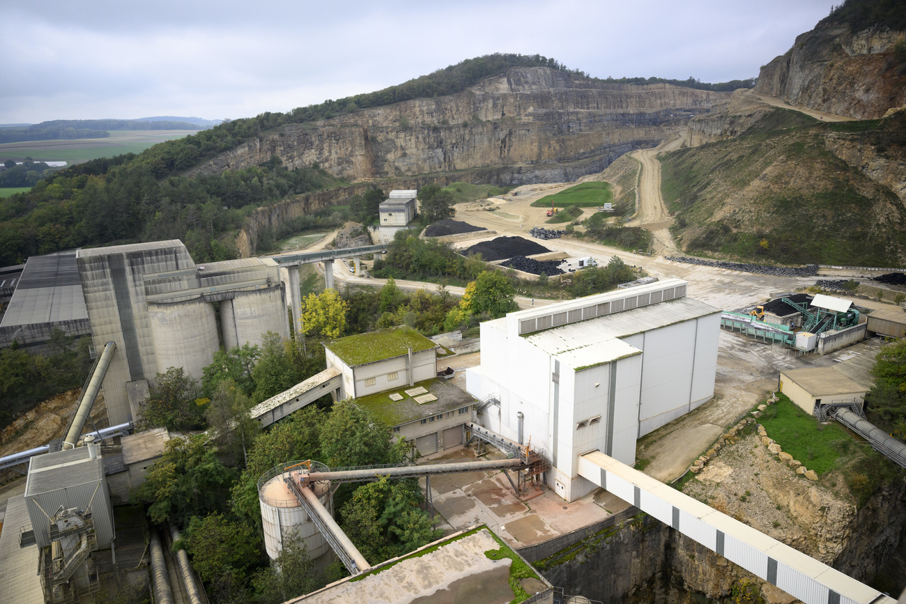 Vue plongeante sur une cimenterie