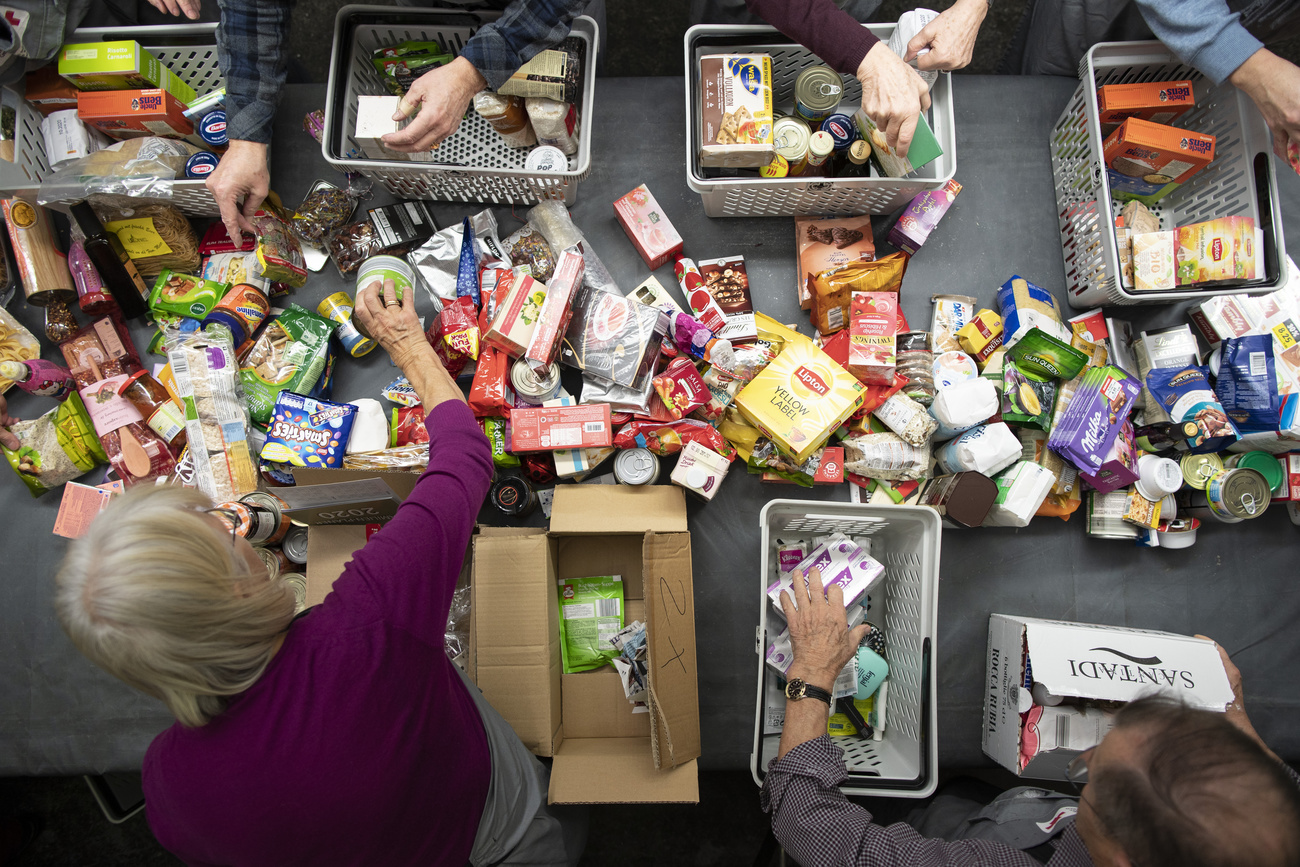 persone fotografate dall alto fanno triage di donazioni di cibo e beni di prima necessità donati