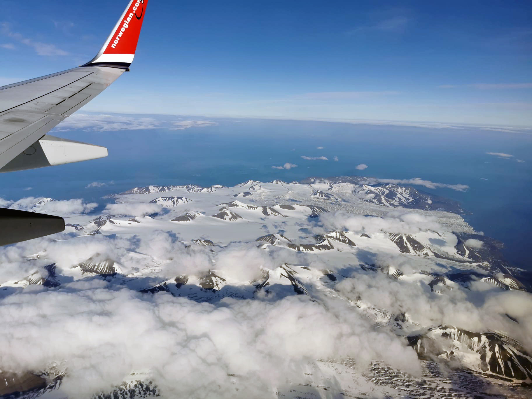 Aufnahme aus einem Flugzeug, das Spitzbergen überfliegt