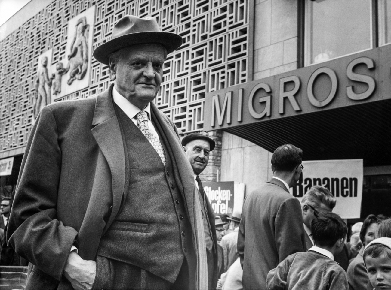 Gottlieb Duttweiler vor dem Migros-Markt in Oerlikon 1960