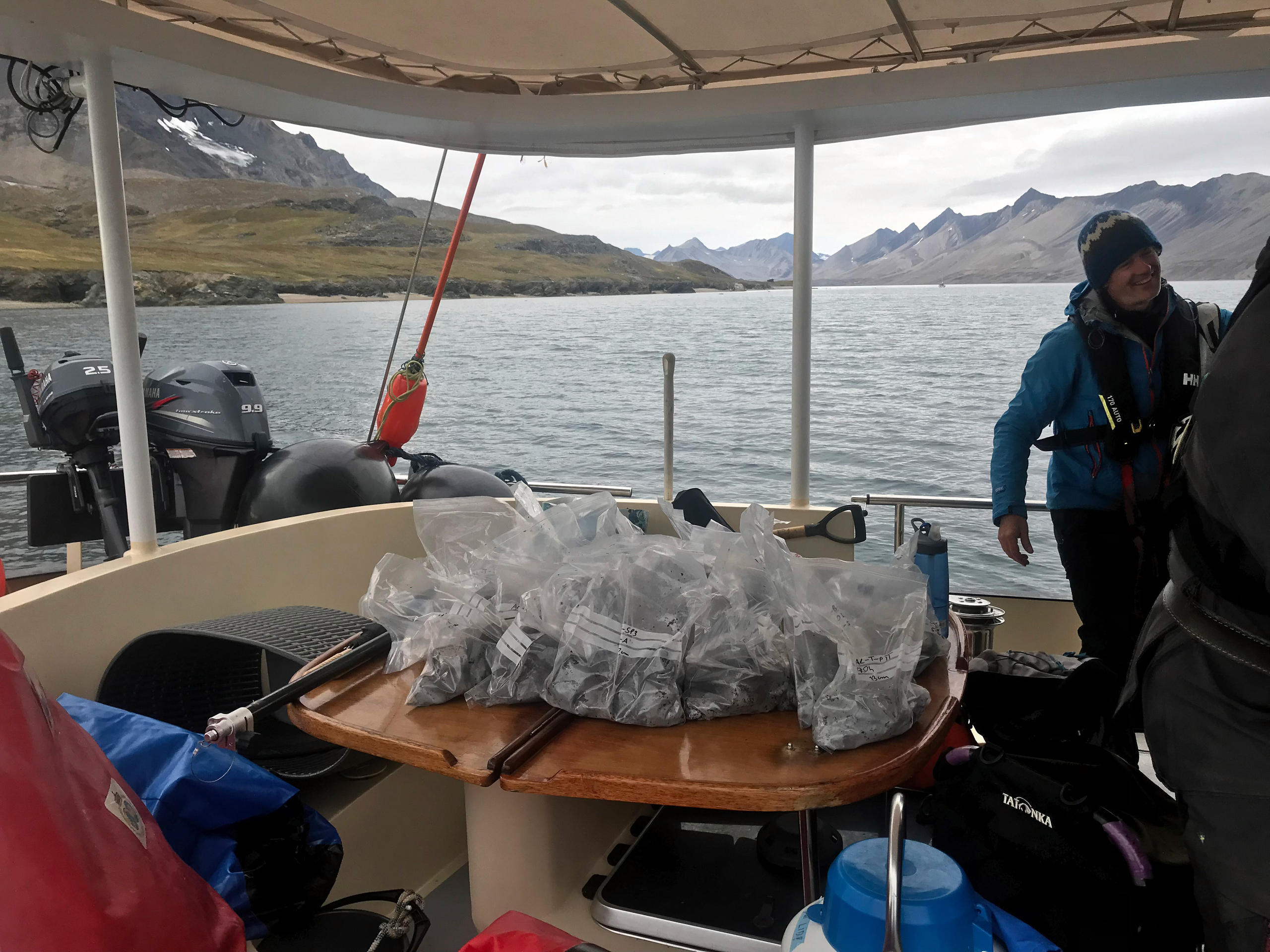 Sacs en plastique rassemblée sur un petit bateau