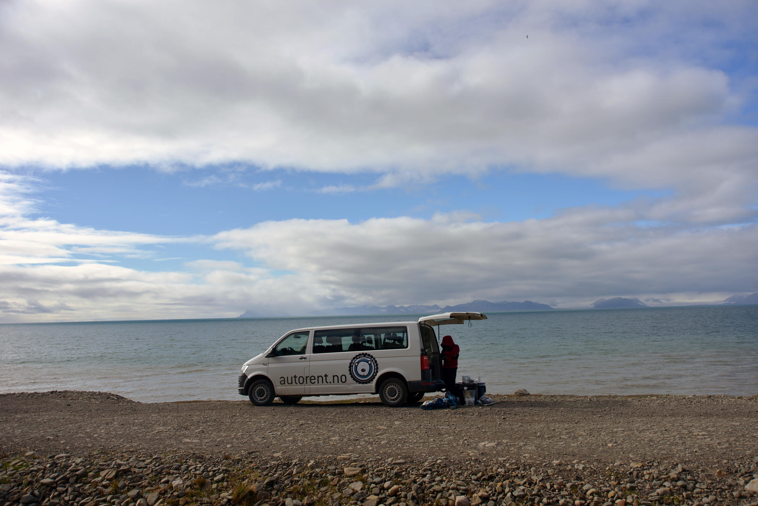 Minivan avec le coffre ouvert sur une plage
