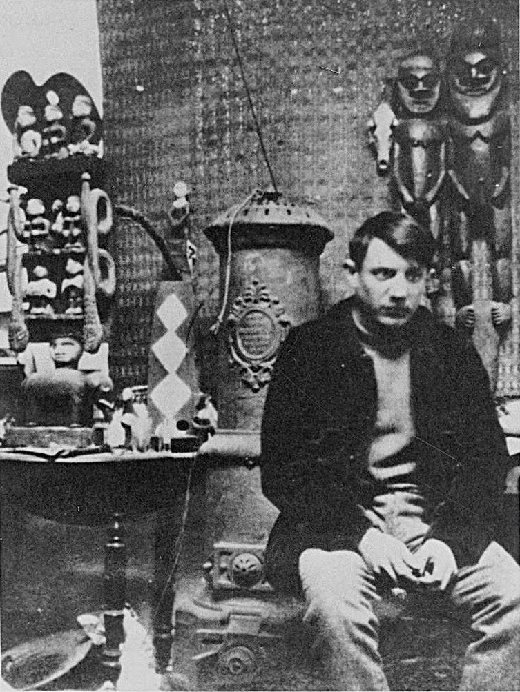 Pablo Picasso in seinem Atelier mit seiner Sammlung afrikanischer Skulpturen (1908) 