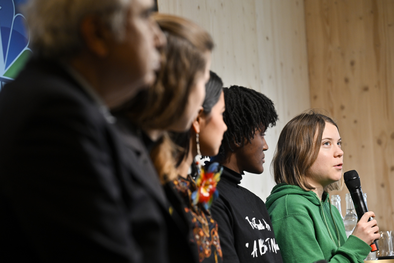 Greta Thunberg avec d autres jeunes militantes du climat