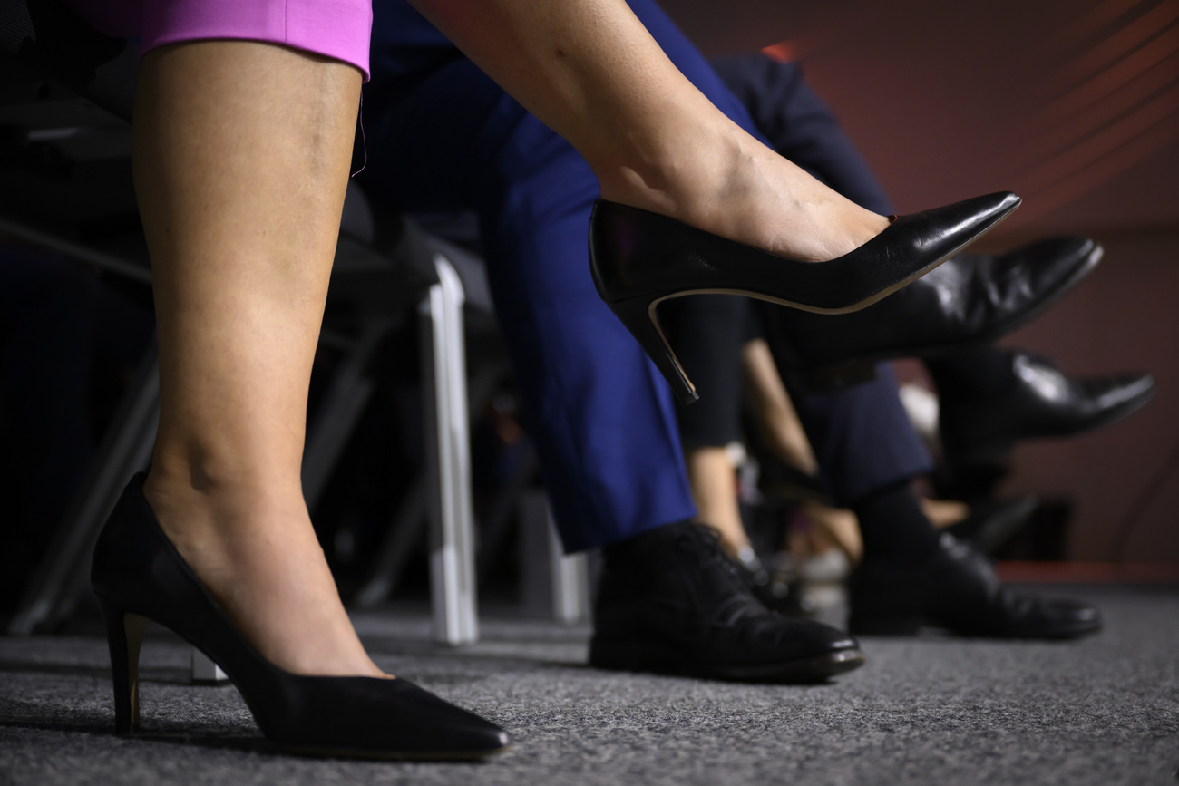 piedi di donna con scarpe con tacco, a gambe incrociate