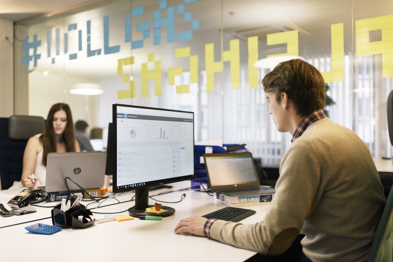 employés d une start-up zurichoise devant leur ordinateur