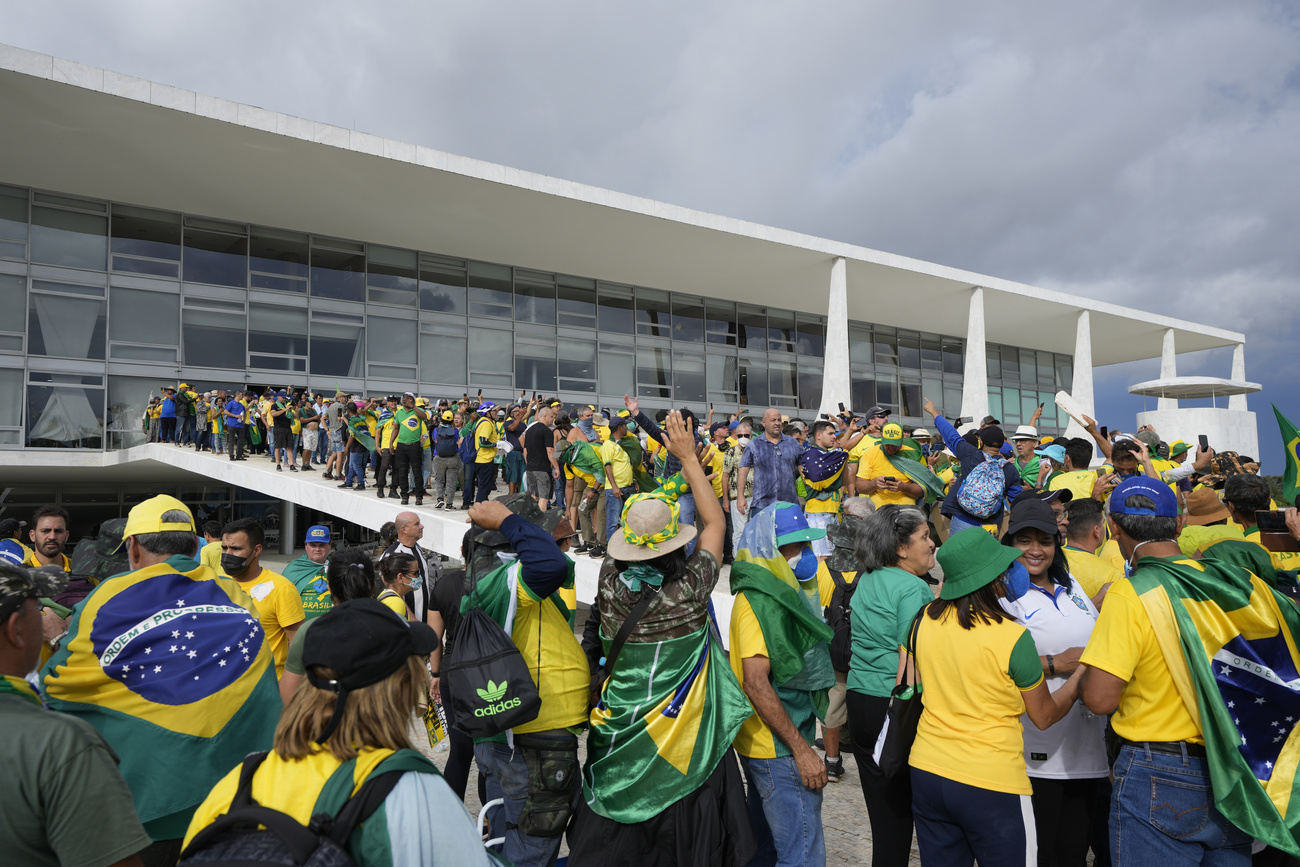 Manifestantes invadindo o Palácio do Planalto em Brasília.