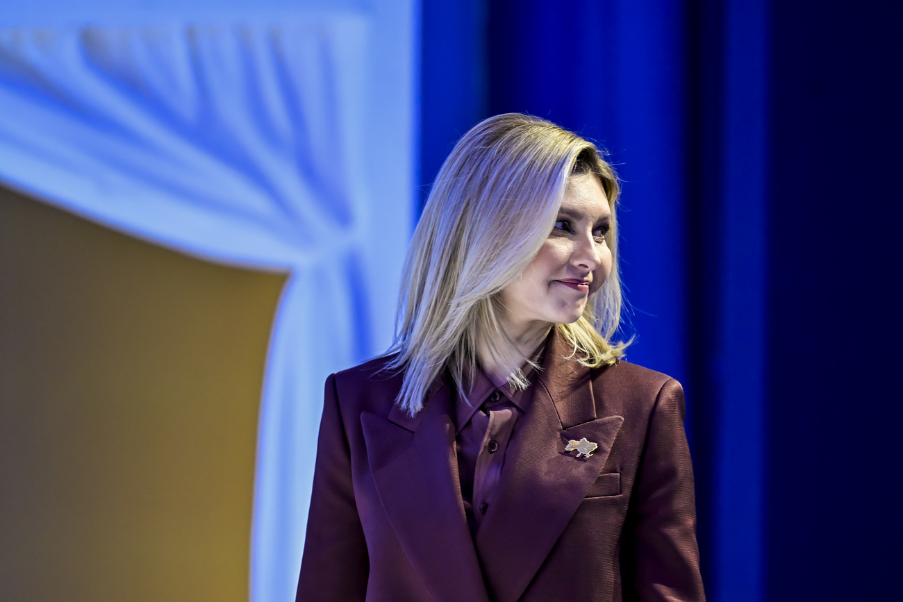 Olena Zelenska sorride guardando alla sua sinistra