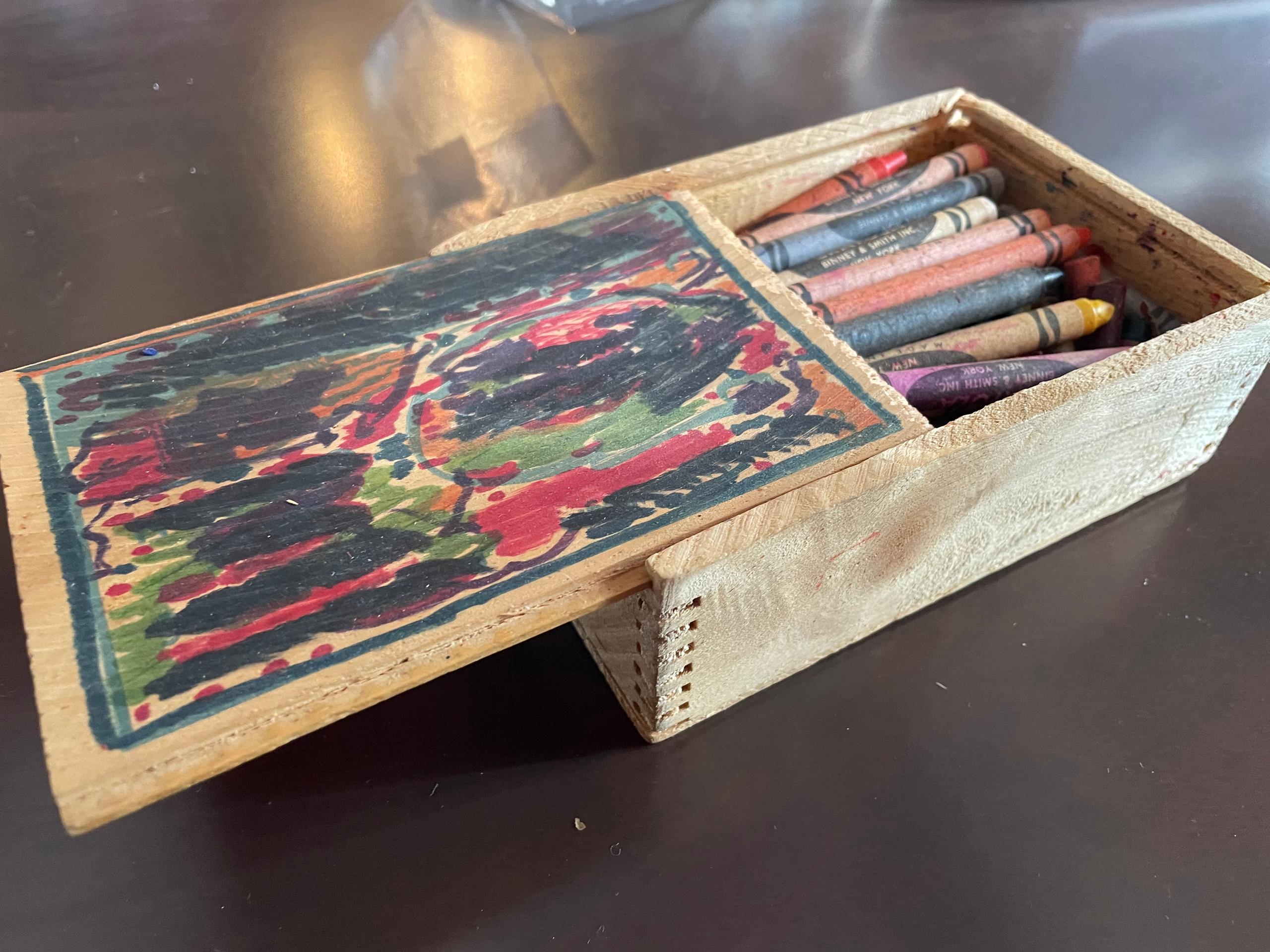 Une boîte de crayons décorée par Kerouac.