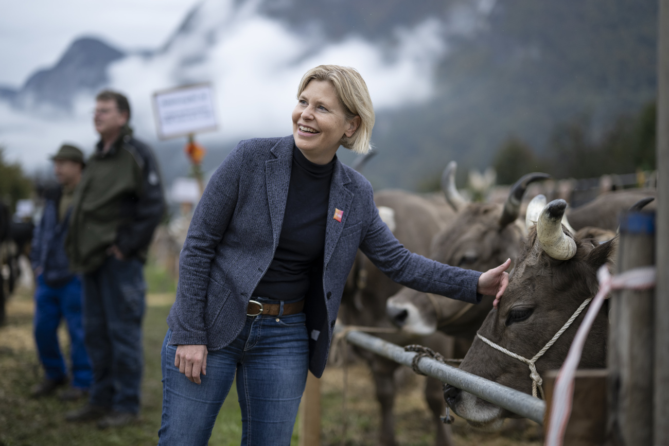 La députée Esther Friedli pose avec une vache