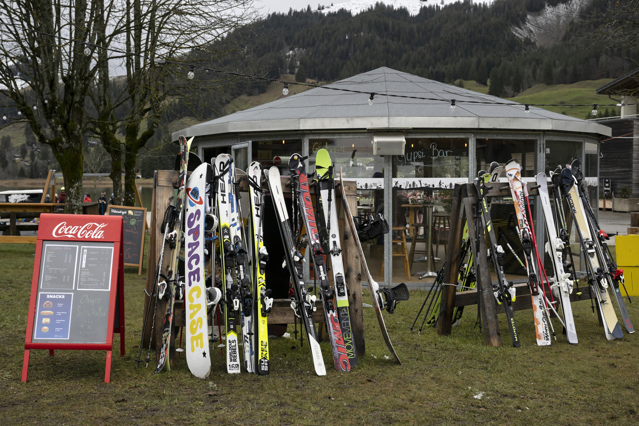 Skis devant un bar dans un décor sans neige