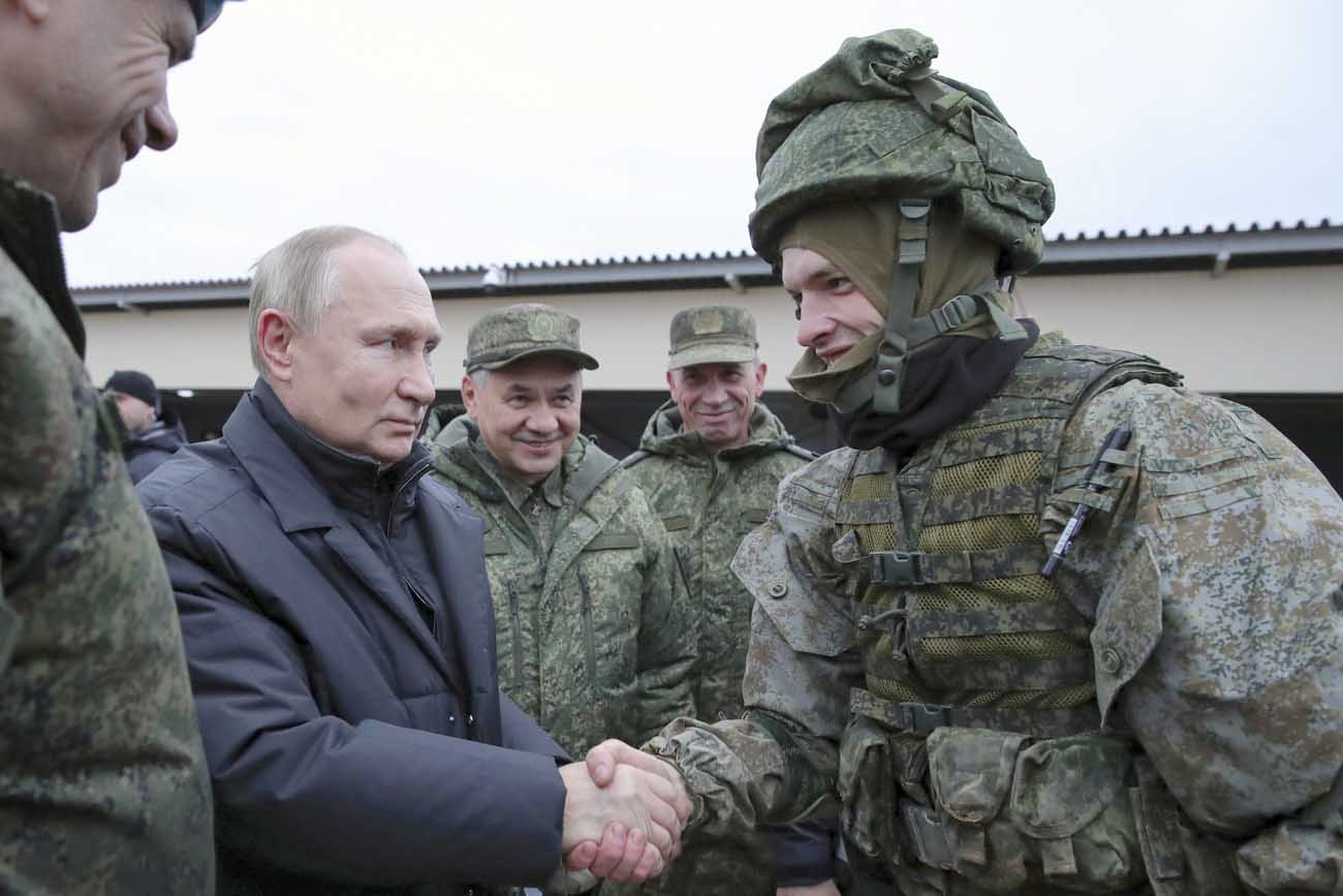 プーチン露大統領とセルゲイ・ショイグ国防相
