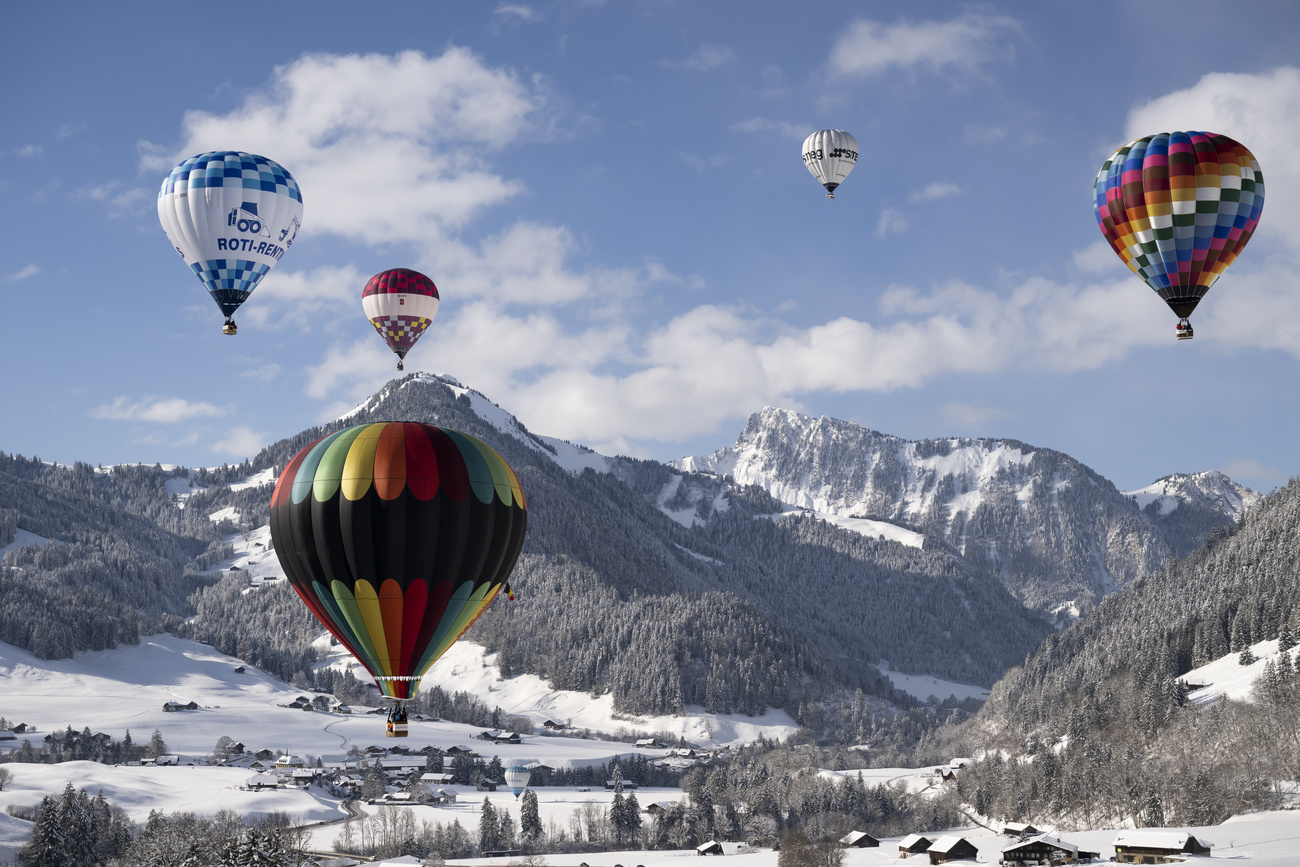 Hot air balloon festival meets wind on first day SWI swissinfo.ch