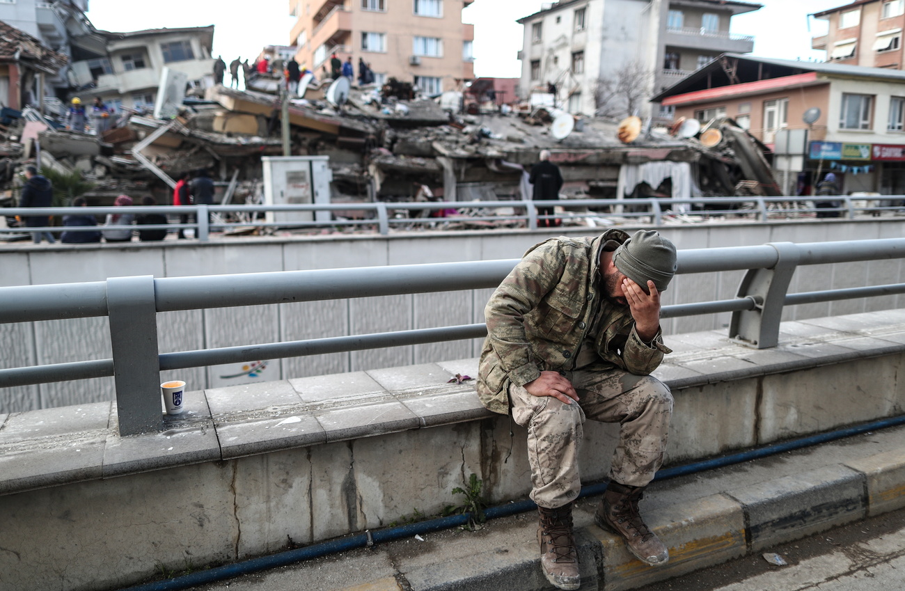 Un militare turco con la testa tra le mani.