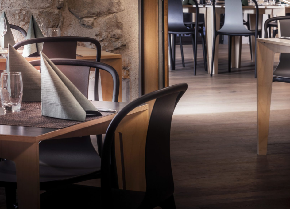 tavoli apparecchiati in un ristorante