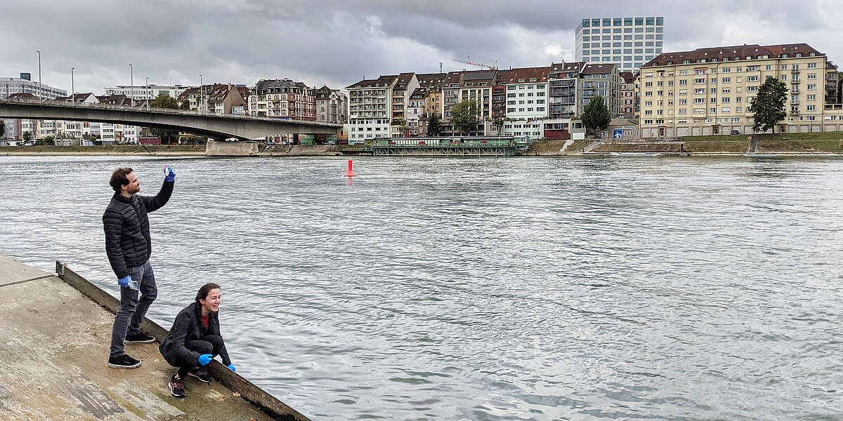 Ein Mann und eine Frau am Rhein in Basel