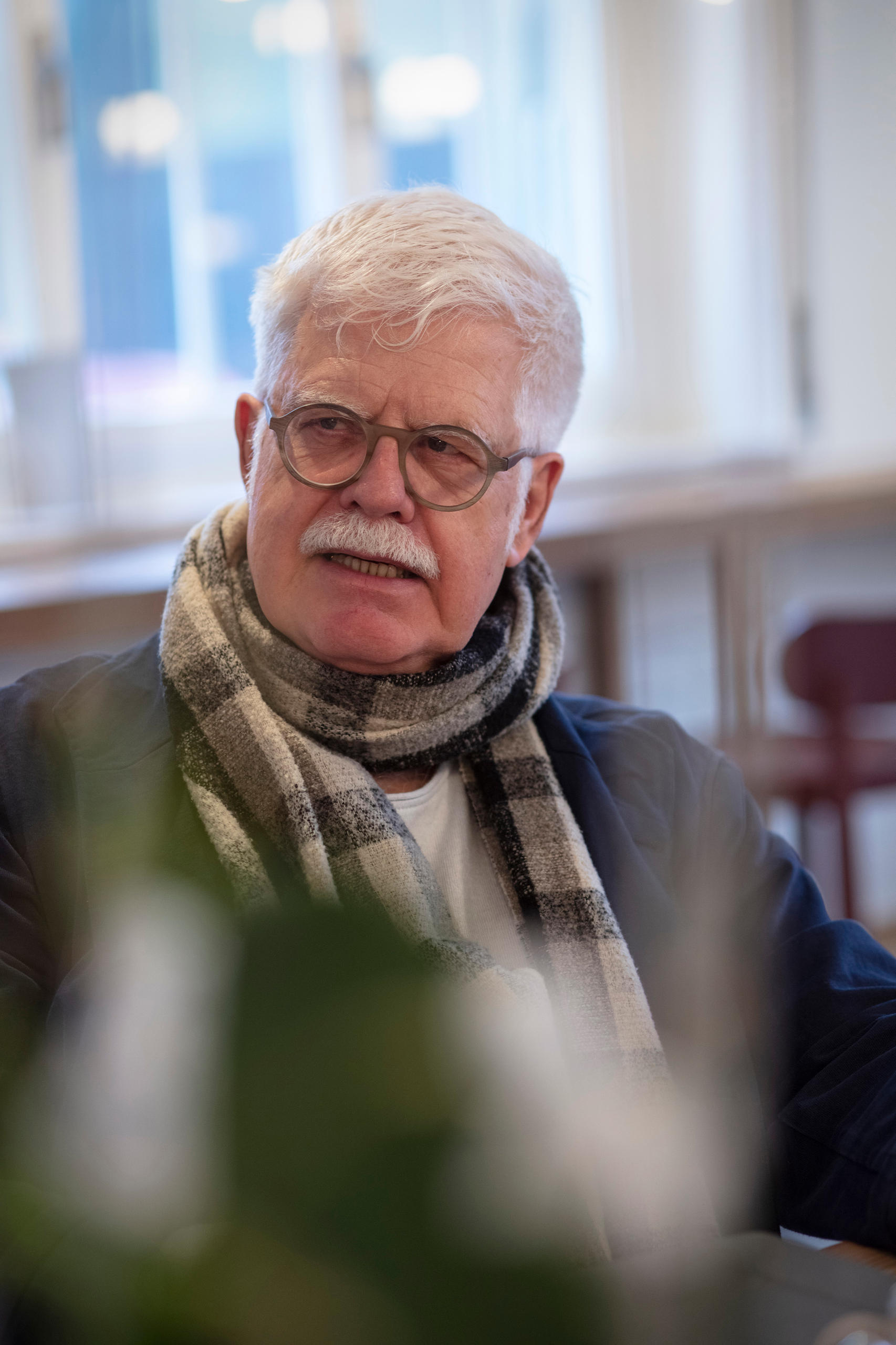 Schläpfer durch ein Glas fotografiert.