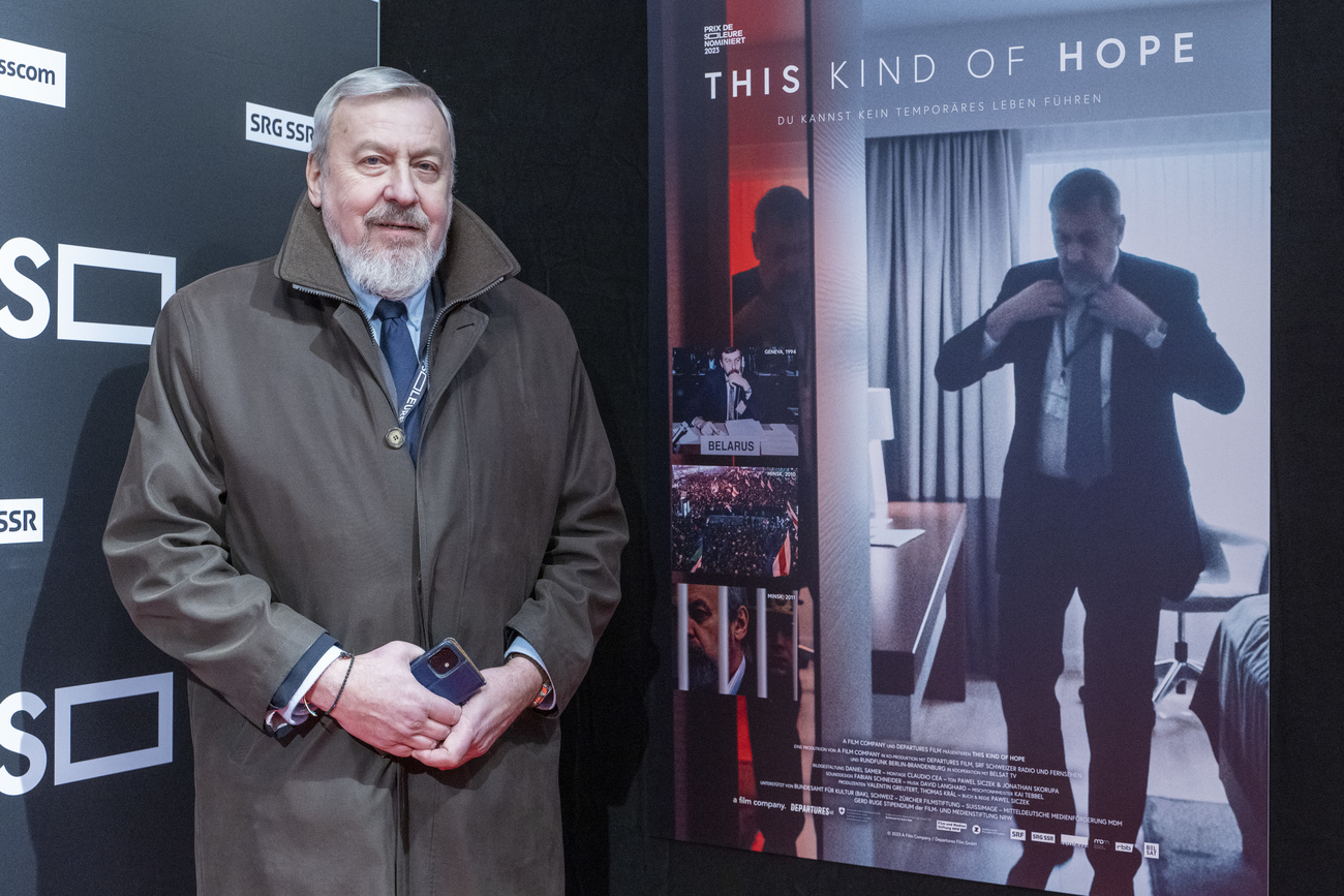 Andrei Sannikov em frente a um poster do filme, em Solothurn