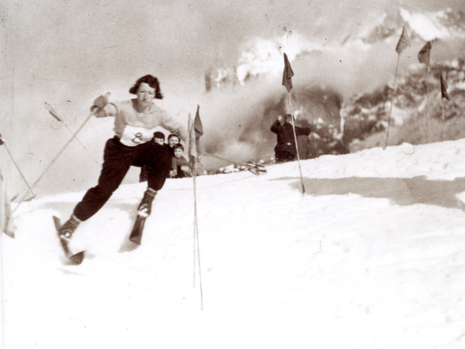 mujer esquiando haciendo slalom