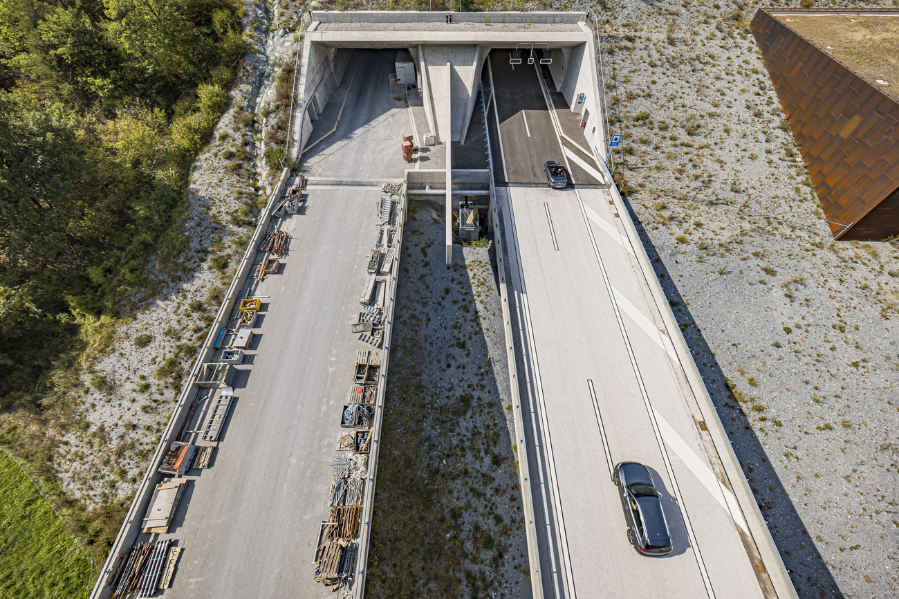 Luftaufnahme von Autobahn im Bau mit zwei breiten Fahrbahnen