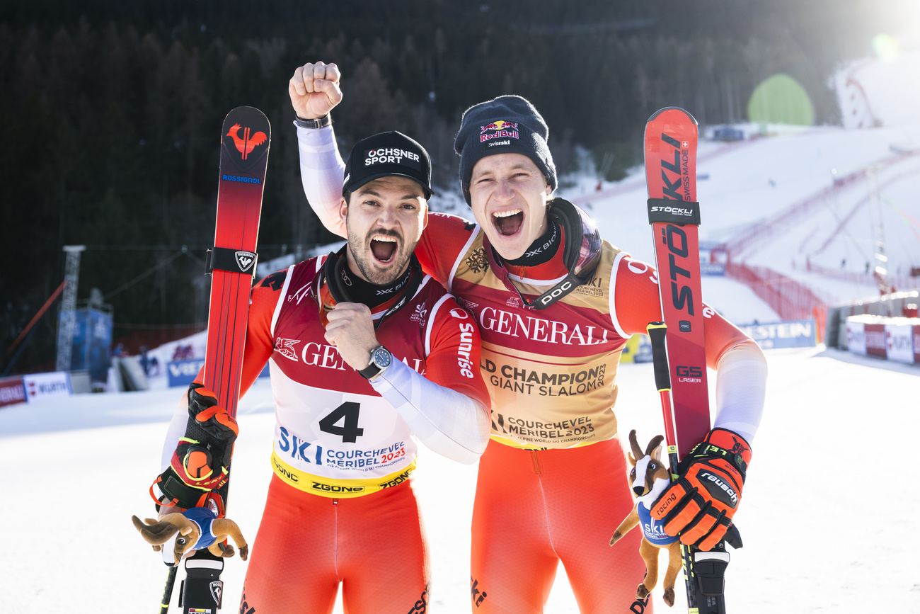Marco Odermatt und Loïc Meillard feiern im Ziel ihren Doppelsieg im WM-Riesenslalom