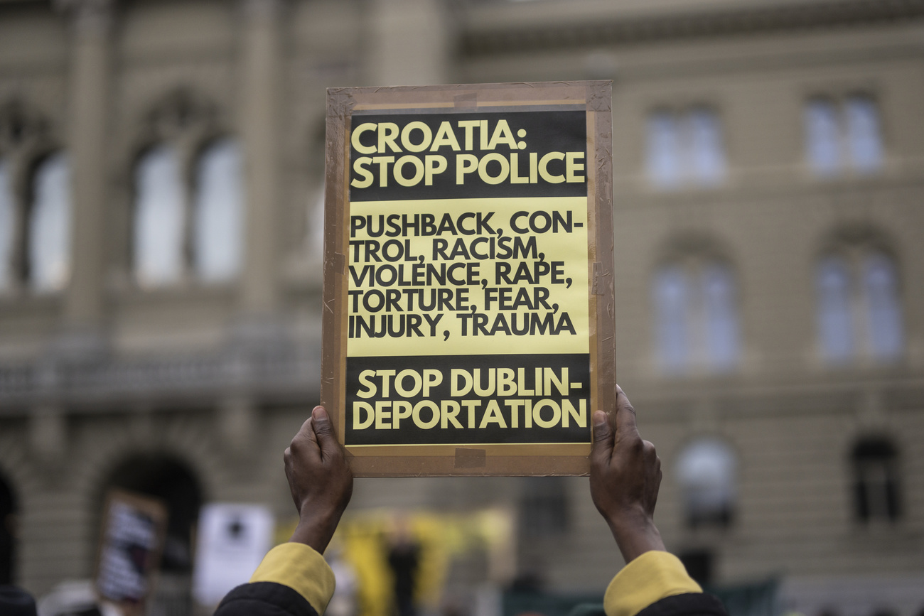 Manifestanti a Berna protestano contro la deportazione dei rifugiati in Croazia in base all Accordo di Dublino.