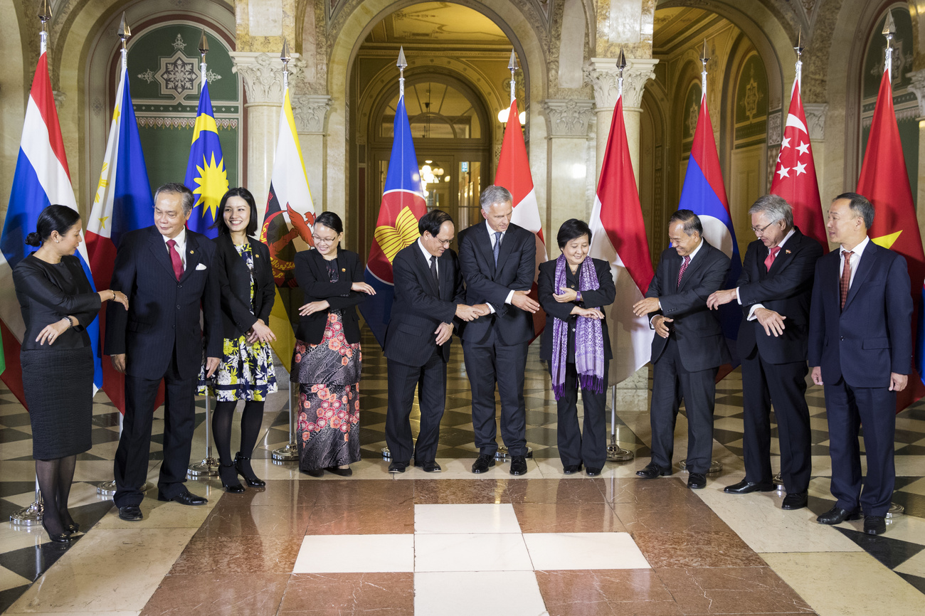 Foto de grupo de líderes dos países da ASEAN e do ministro suíço das relações exteriores