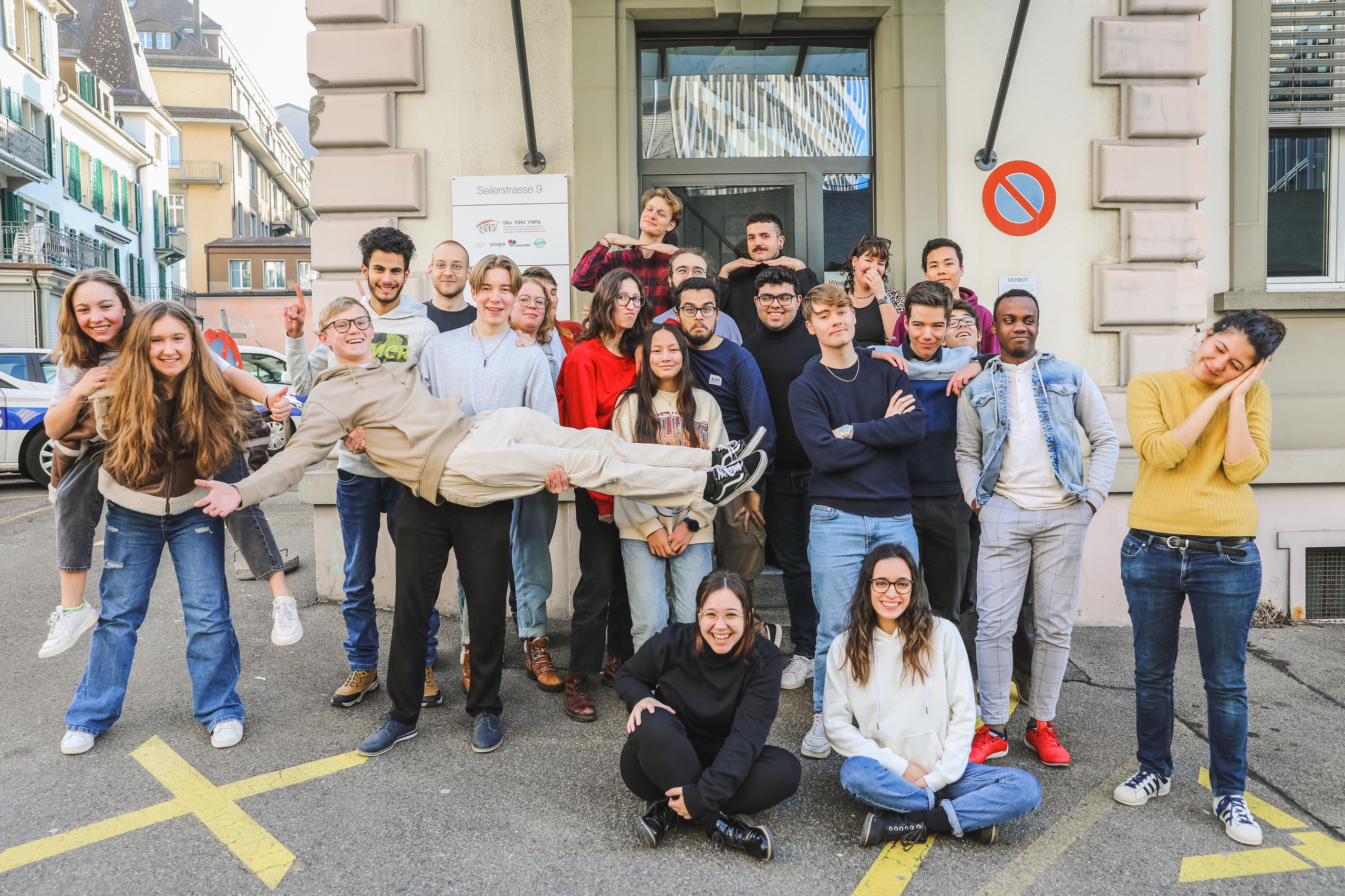 Gruppe von Jugendlichen vor einem Eingang in ein älteres Haus