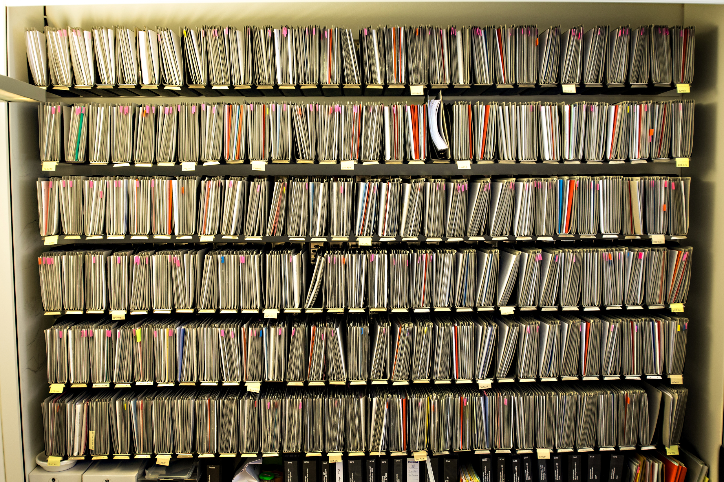 Una estantería enorme llena de archivadores