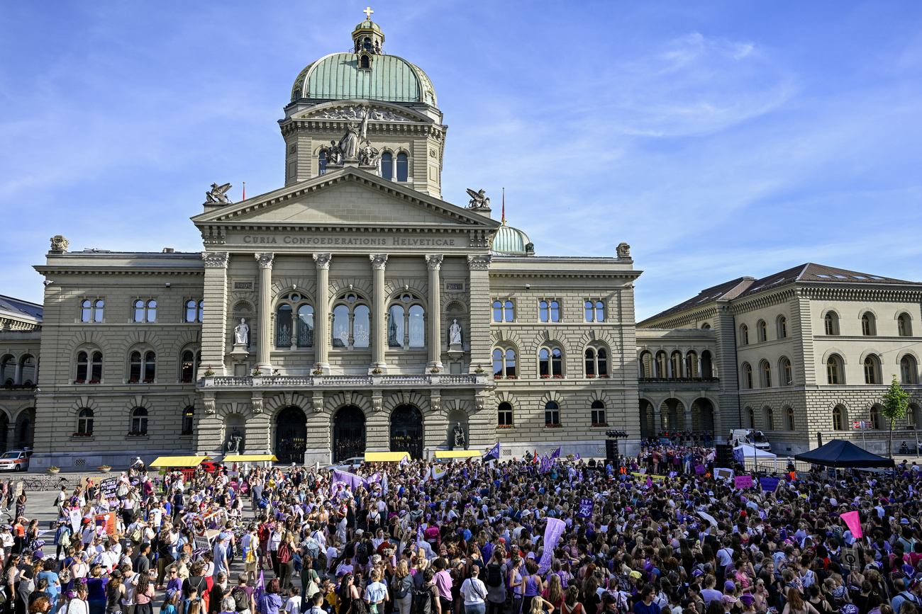 folla di donne sulla piazza davanti a palazzo federale