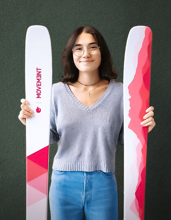 Julie Caillet-Bois mit den von ihr designten Skis