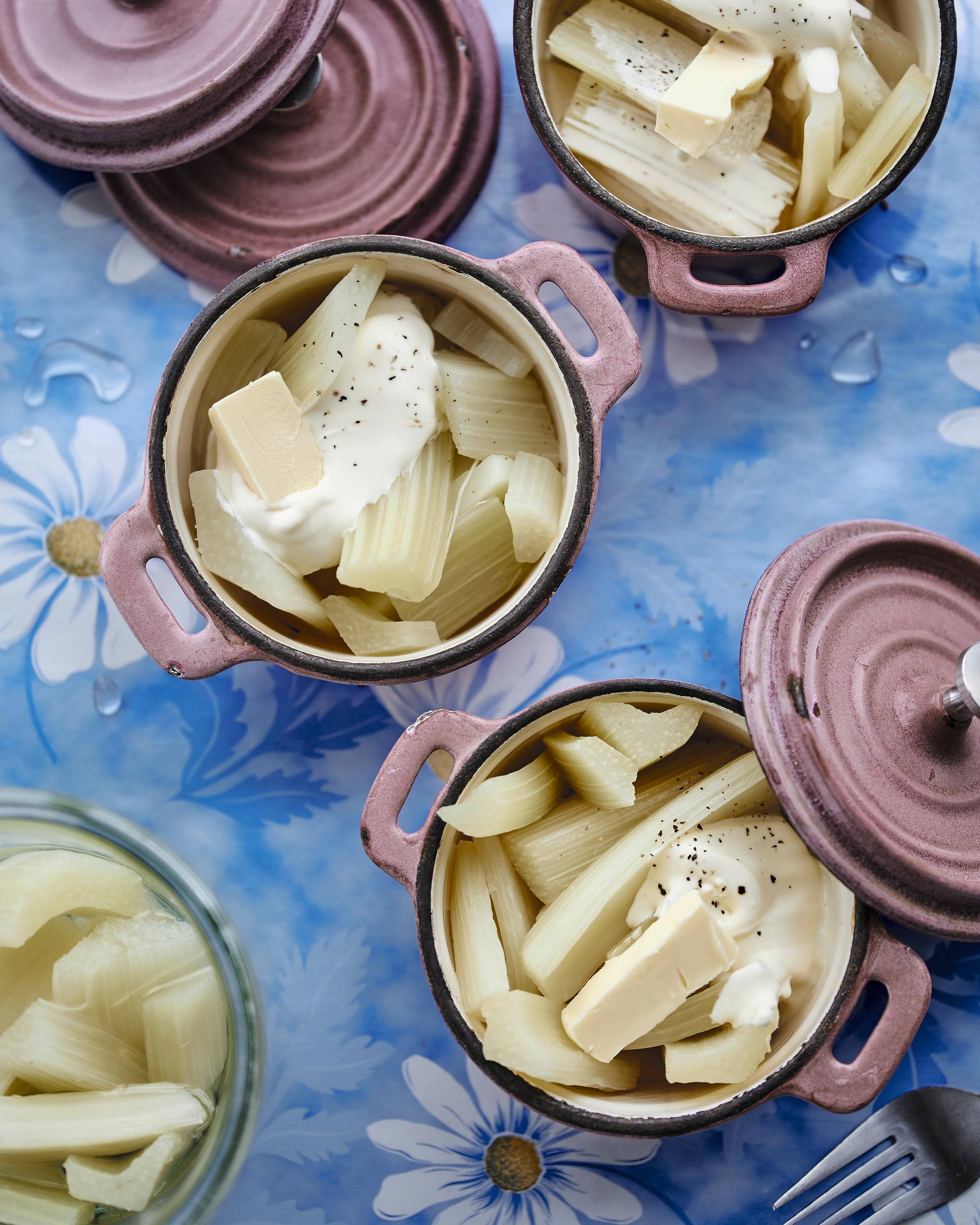 pequeños platos de aperitivo con cardones