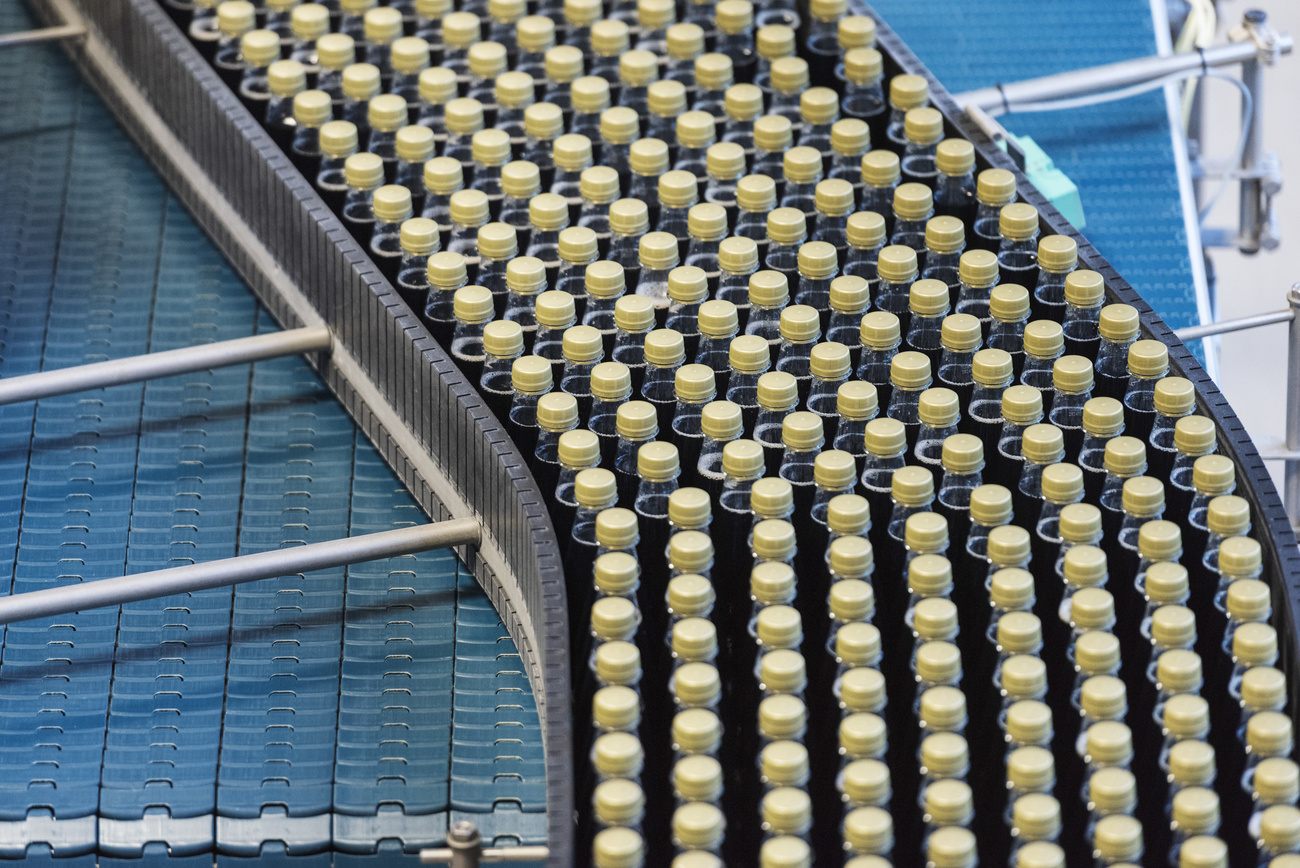 Fliessband mit Plastikflaschen