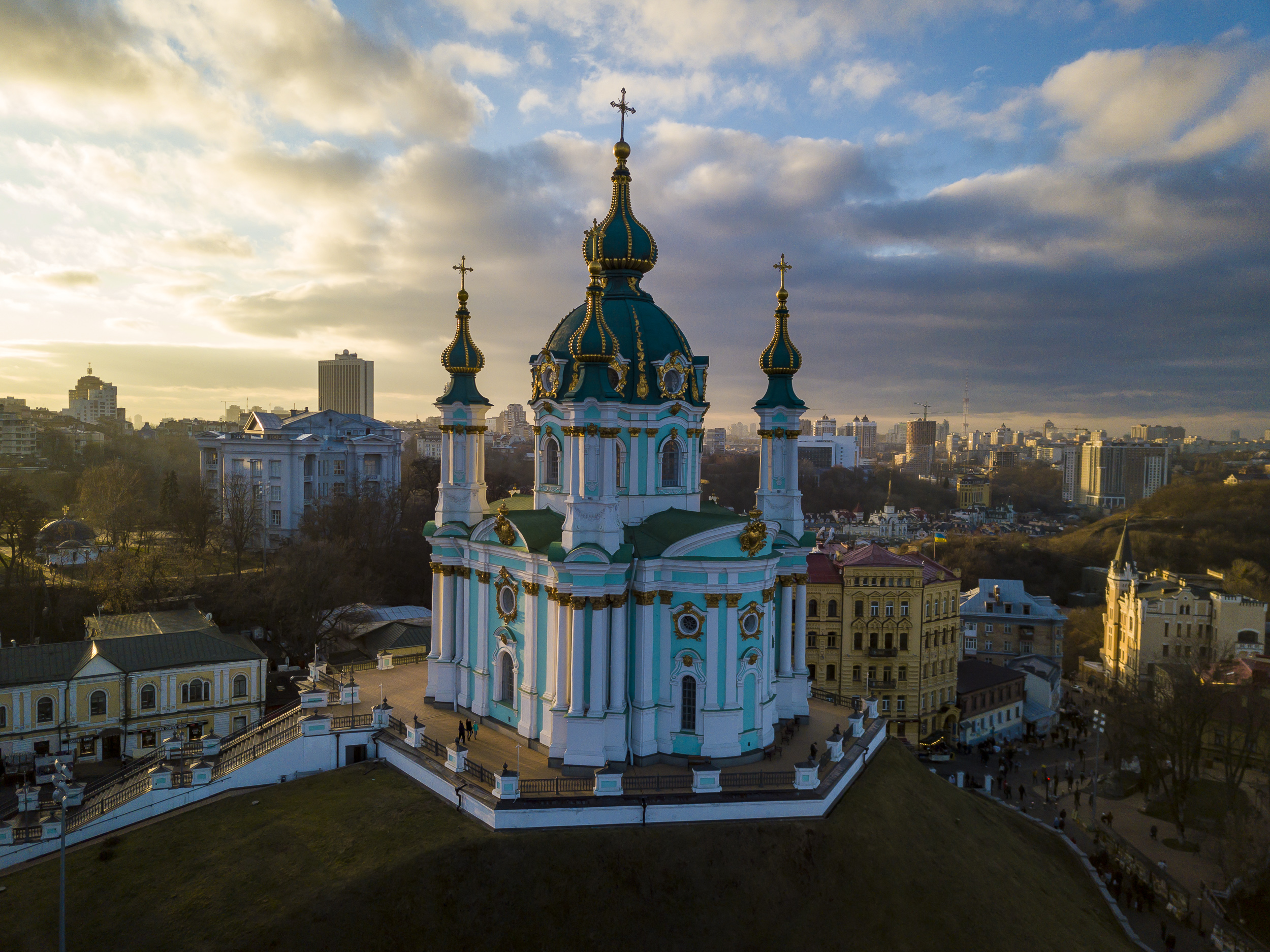 chiesa ortodossa poco prima del tramonto fotografata dall alto. Sullo sfondo la città di kiev
