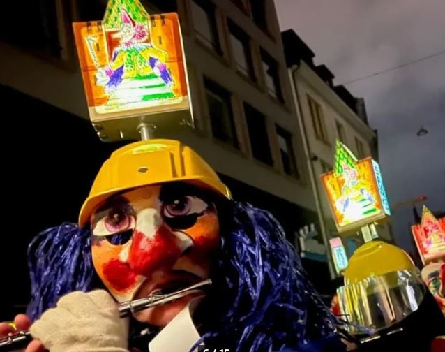 Fasnächtlerin mit Larve /Maske, die Querflöte spielt