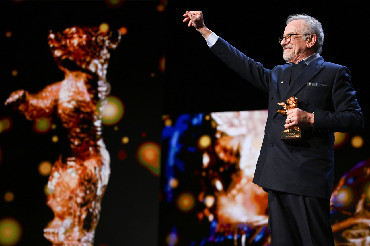 steven spielberg sul palco con l orgo d oro in mano saluta il pubblico