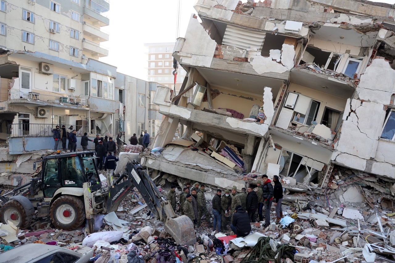 Soccorritori tra le macerie di un palazzo a Kahramanmaras (Turchia).