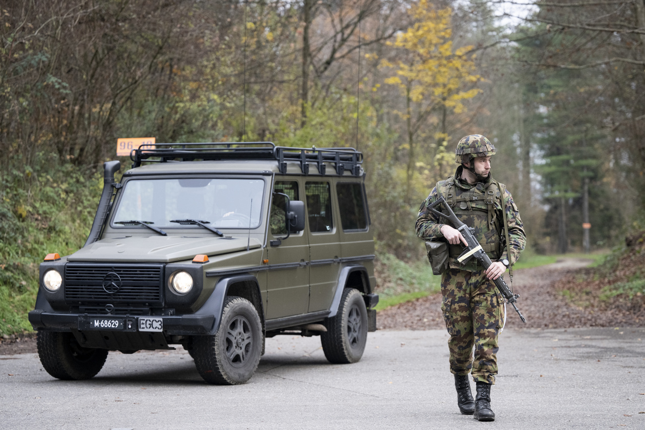 Schweizer Soldat mit Jeep
