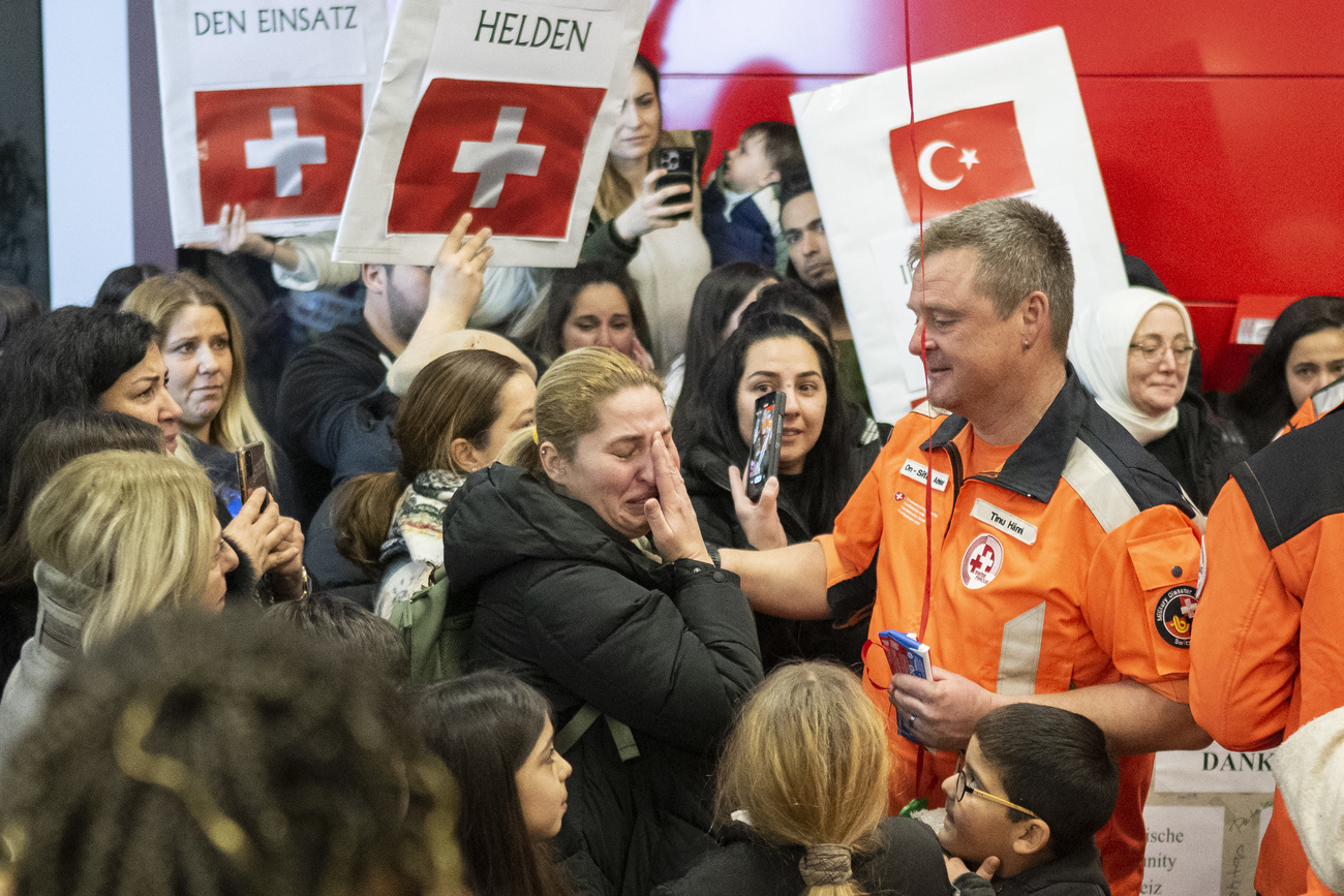 Türk:innen bedanken sich bei den Schweizer Retter:innen, die von ihrem Einsatz in der Türkei heimgekehrt sind.