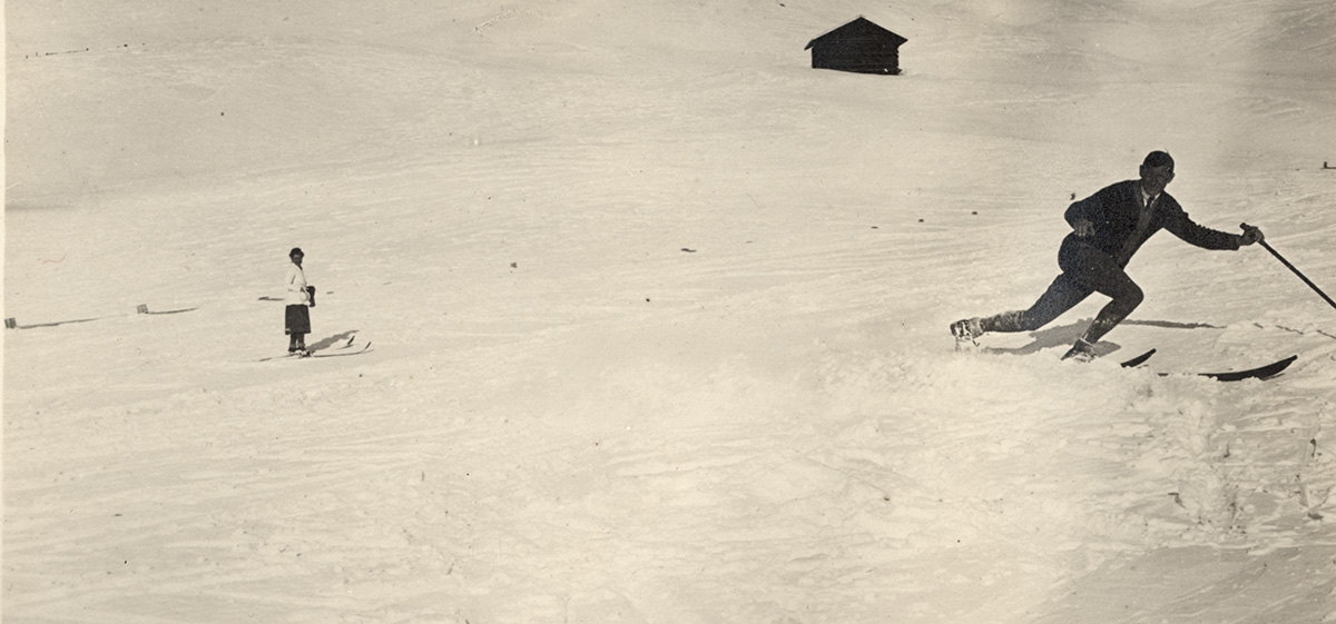 Un homme à ski et une femme dans la neige dans les années 1930